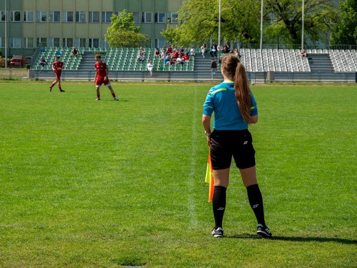 arbitro deportivo utilizando sistema DRS