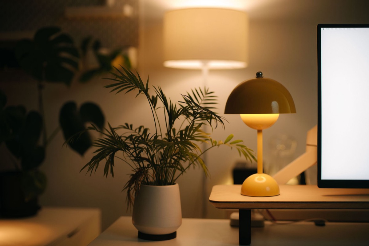 Lampada da scrivania moderna con luce calda