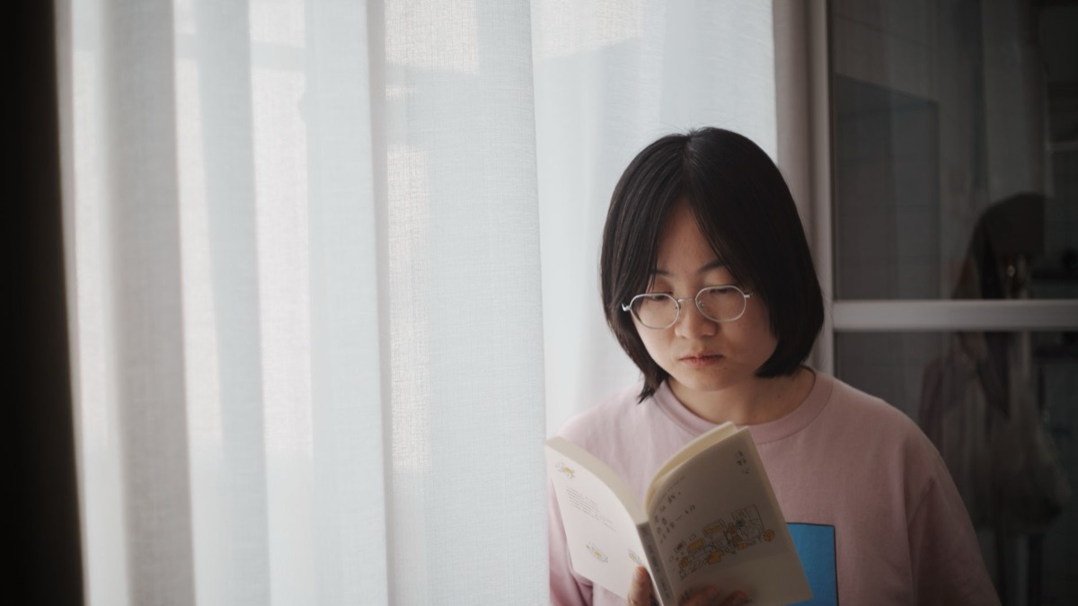 Libri letti con luce naturale soffusa