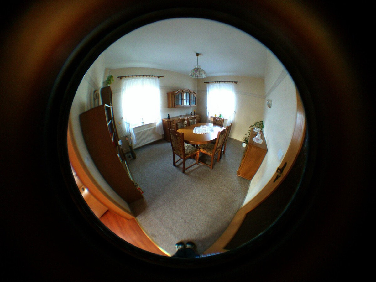 The proper distance between eyes and a smartphone screen