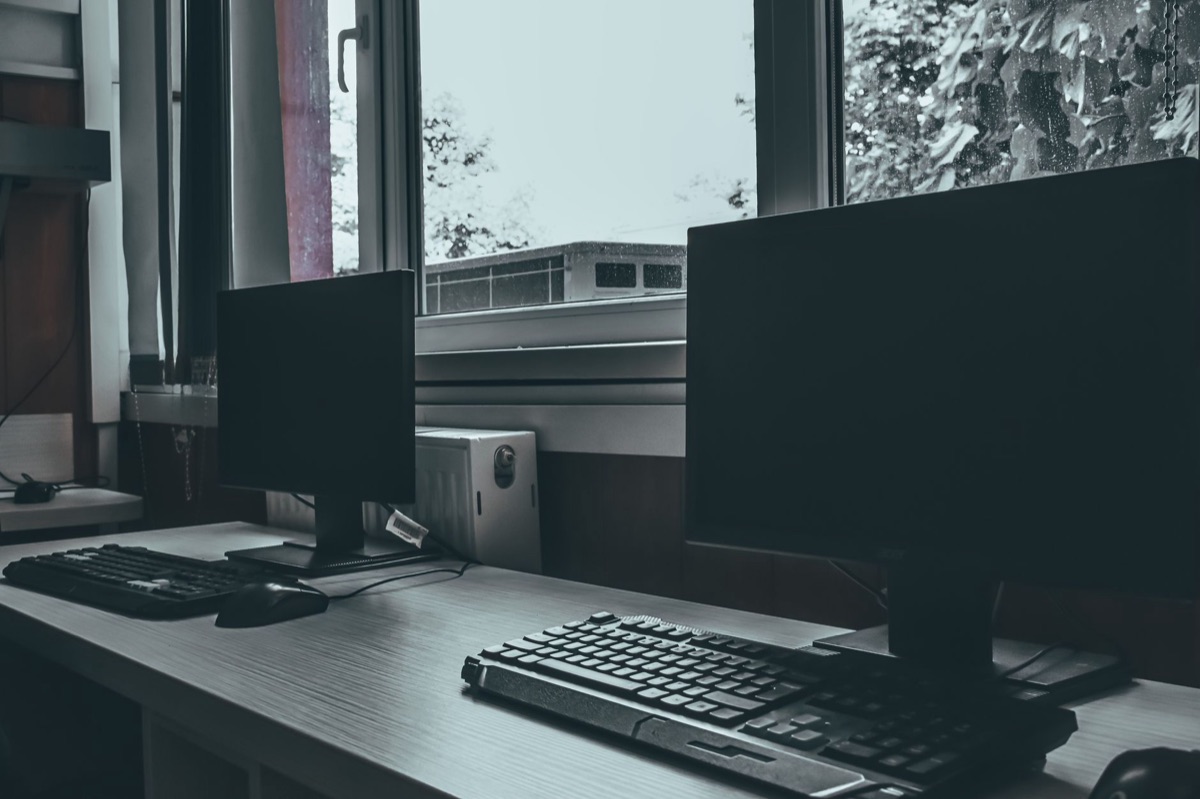 een moderne computerinstelling op een bureau