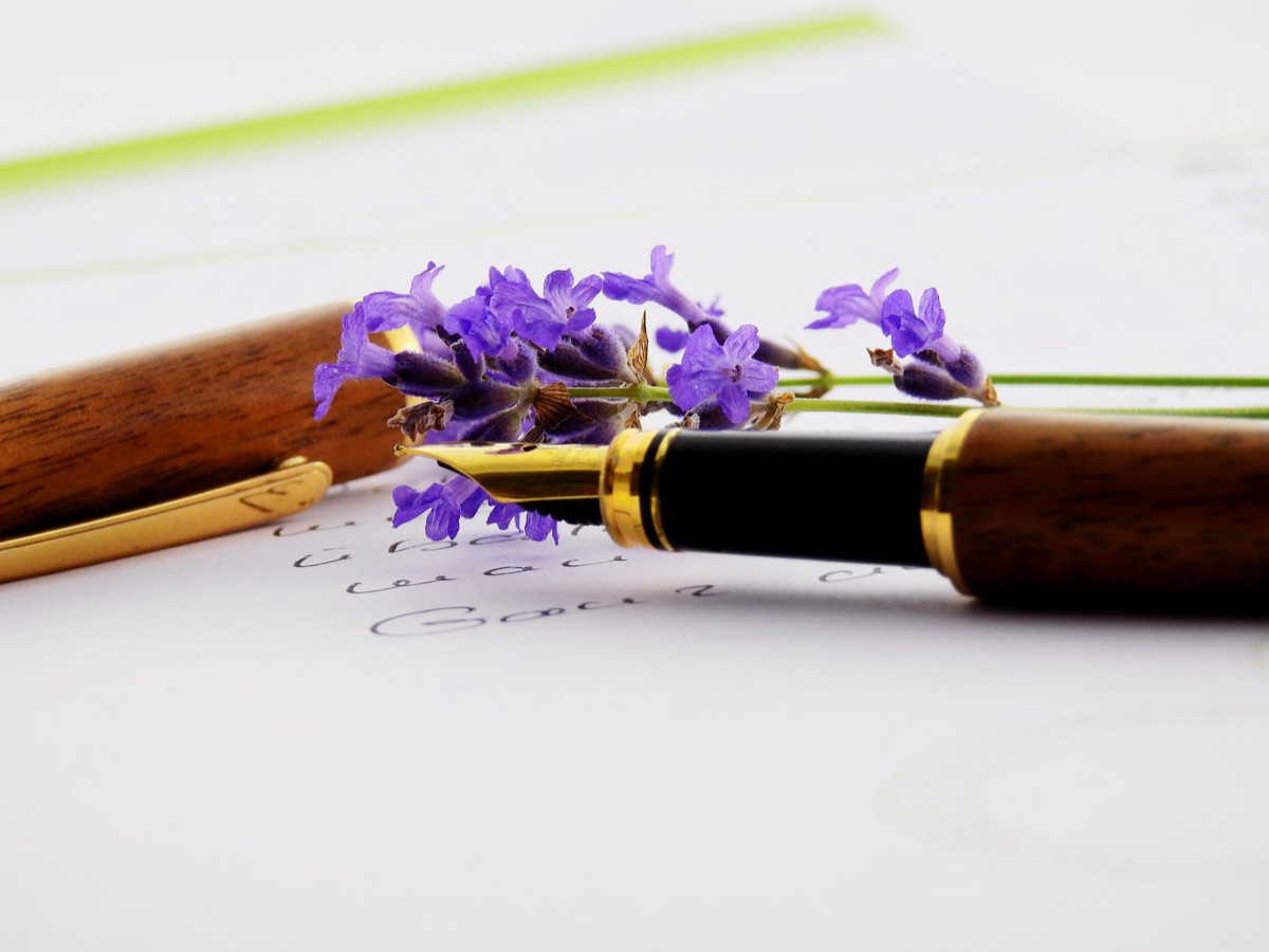 Ramos de lavanda ao lado de uma máscara de dormir de seda.