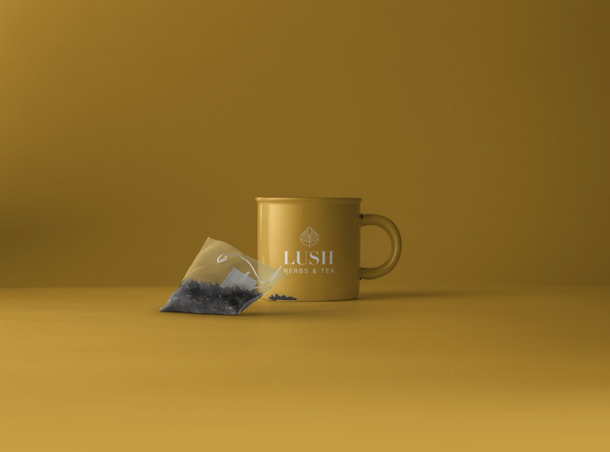 Eine Tasse Kräutertee auf einem Holztisch