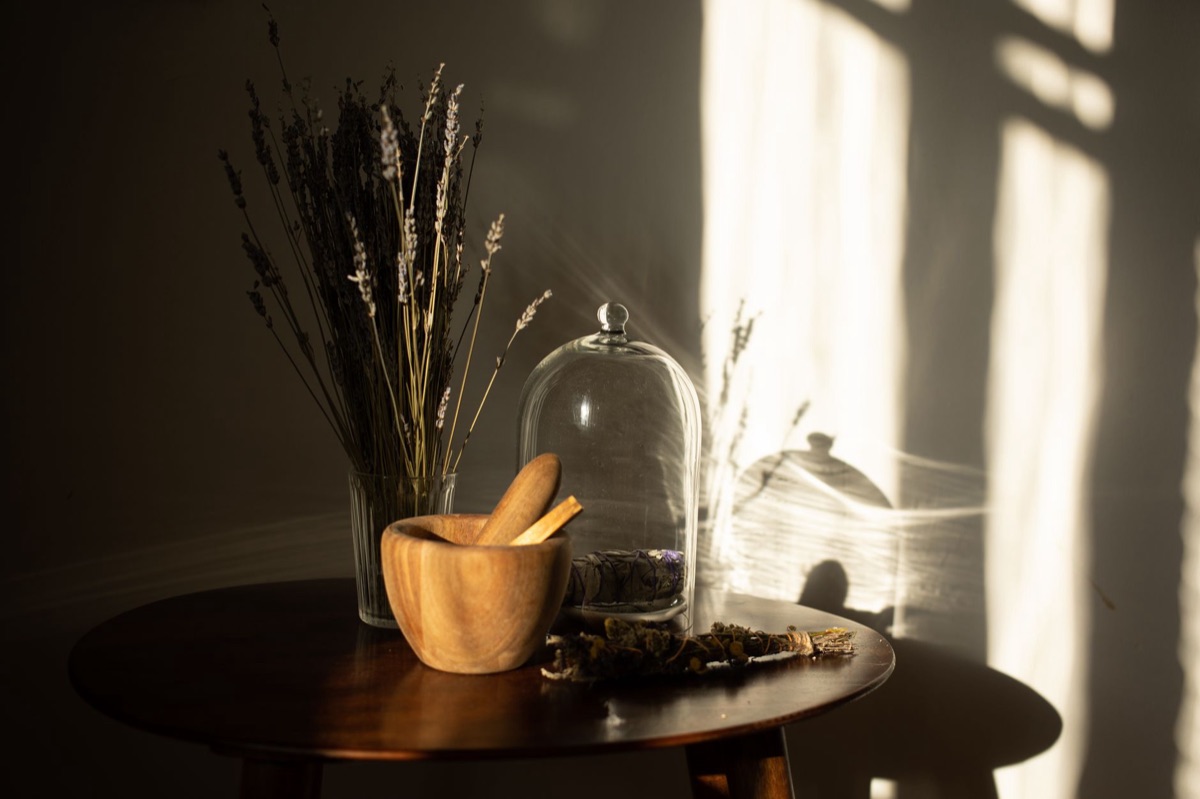 Vaso de agua y lavanda en la mesita de noche