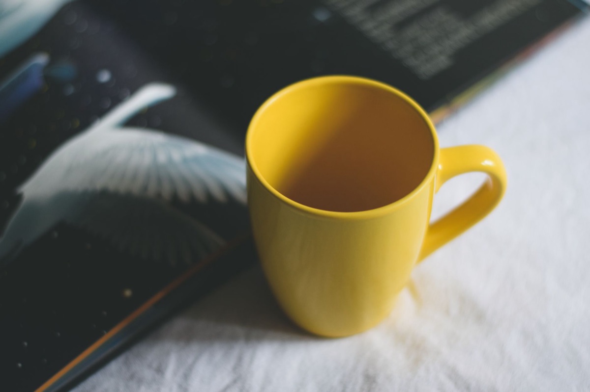 Libro cerrado y taza de té caliente