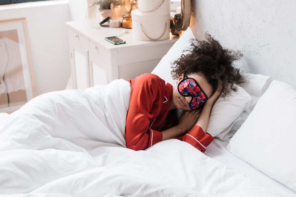 Un masque de sommeil en soie et des fleurs de lavande.