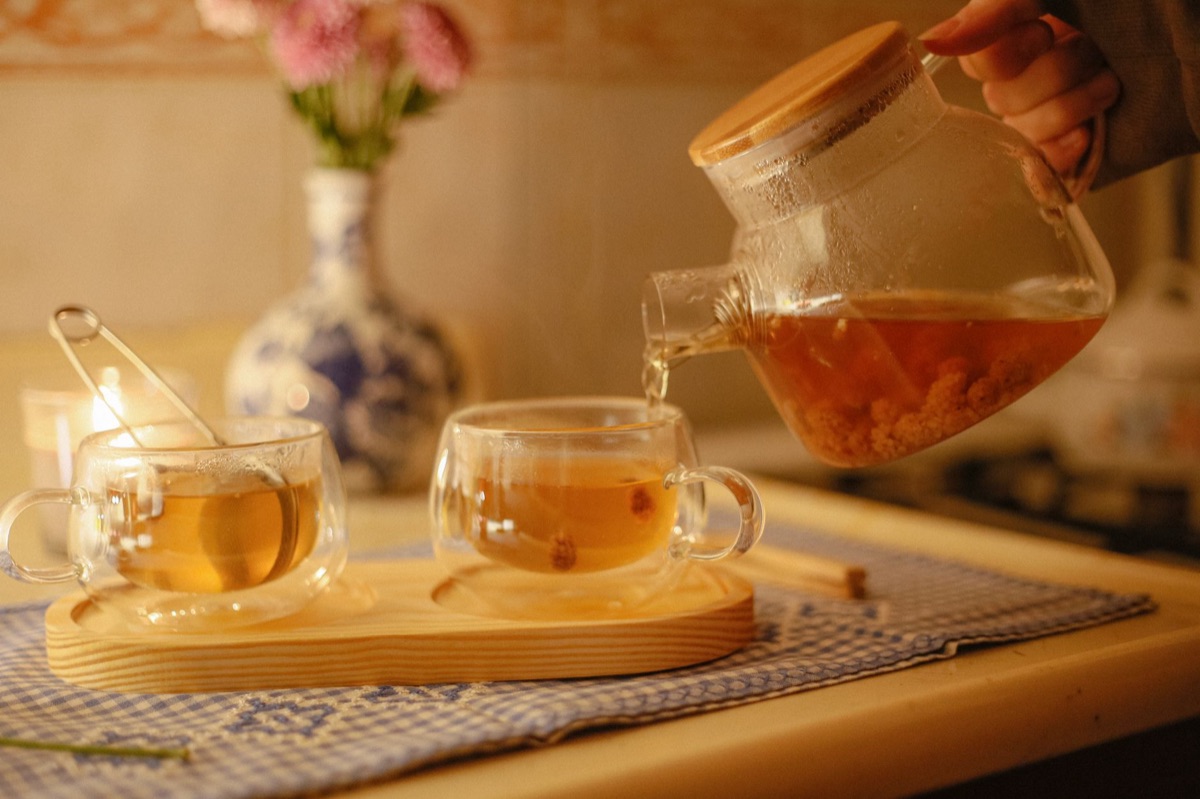 冒著熱氣的草本茶杯