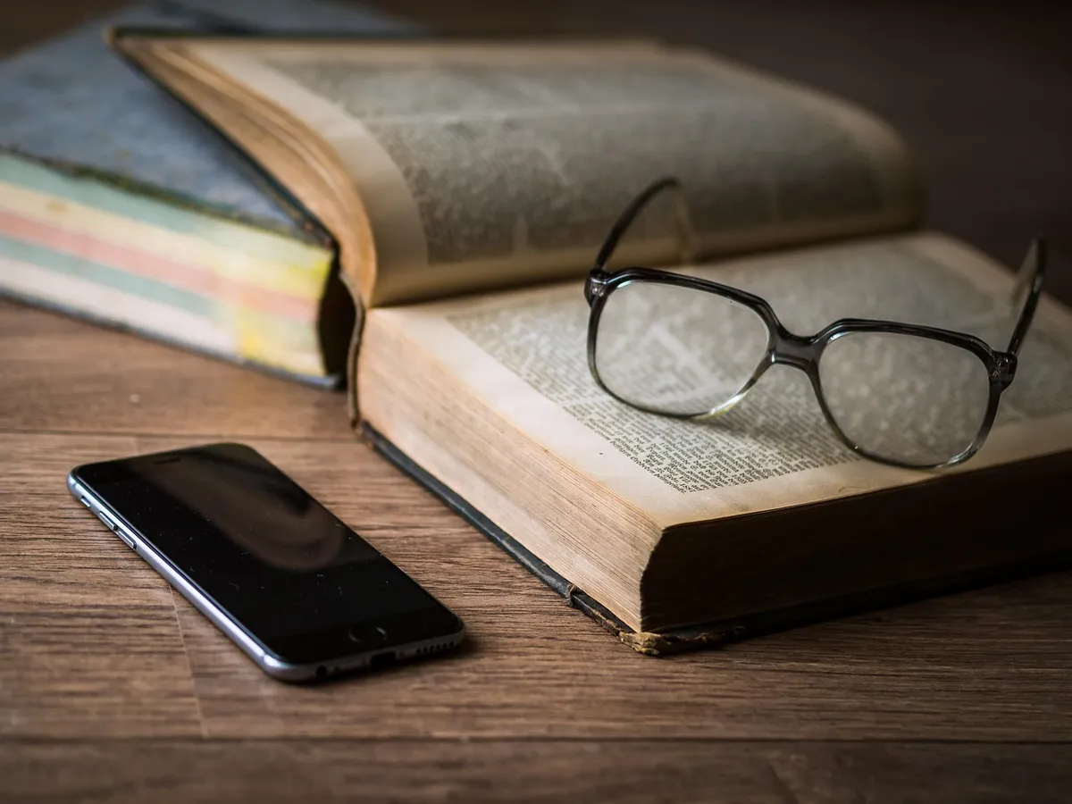 眼鏡、本、電話、iPhone、スマートフォン、モバイル電話、携帯電話、眼鏡、スペクトル、読みかけの本、ページ、読む、知識、情報、新書