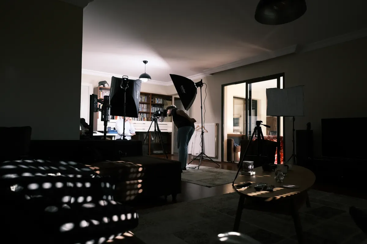温かみのあるホームスタジオで、写真撮影用のプロフェッショナルな照明設備が設置されています。