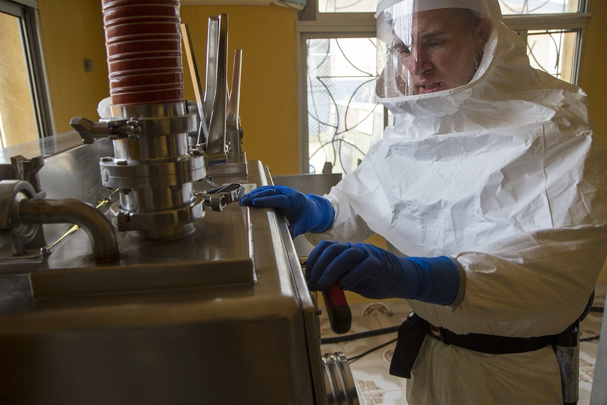 un científico con equipo de laboratorio en un laboratorio